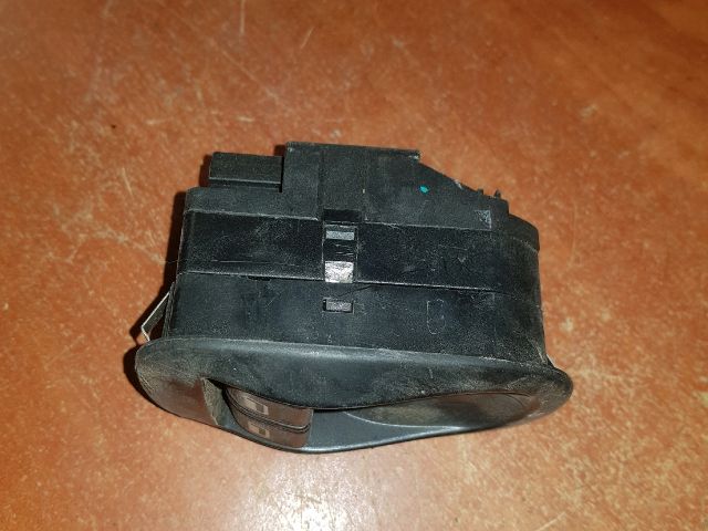 bontott PEUGEOT 307 Ablakemelő Kapcsoló Négyes / Kettes