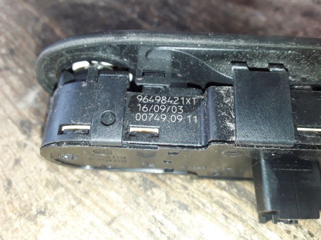 bontott PEUGEOT 307 Ablakemelő Kapcsoló Négyes / Kettes