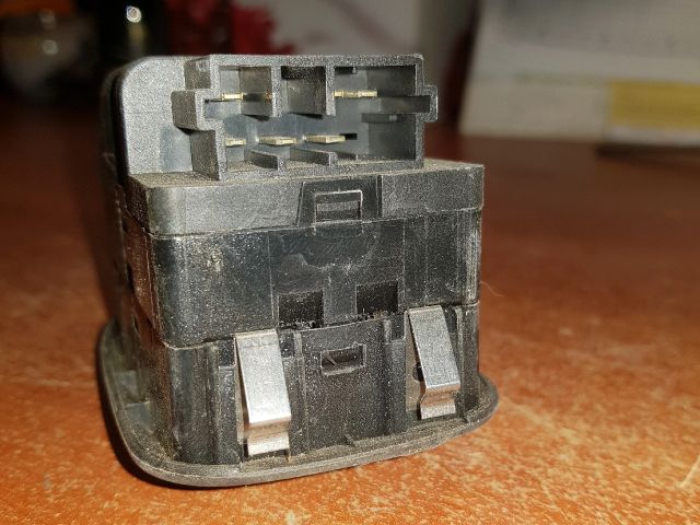 bontott PEUGEOT 307 Ablakemelő Kapcsoló Négyes / Kettes