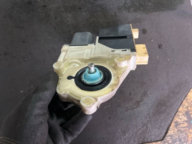 bontott PEUGEOT 307 Bal első Ablakemelő Motor