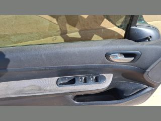 bontott PEUGEOT 307 Bal első Zárbetét