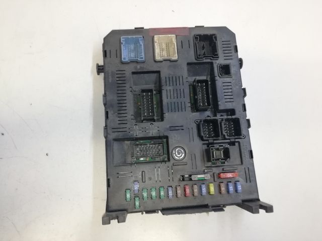 bontott PEUGEOT 307 Biztosítéktábla Csomagtér