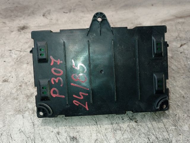 bontott PEUGEOT 307 Biztosítéktábla Csomagtér