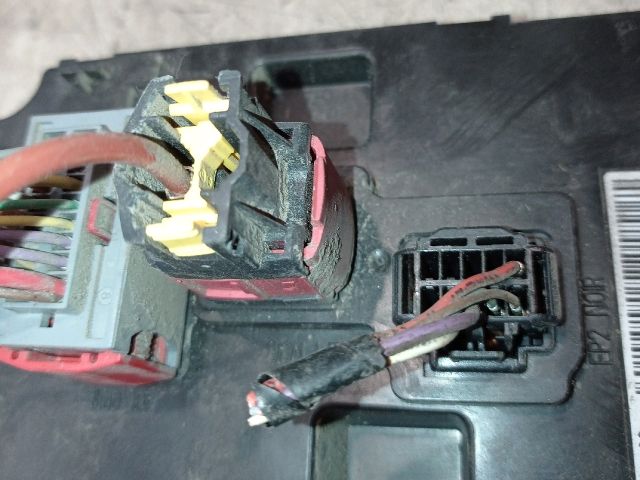 bontott PEUGEOT 307 Biztosítéktábla Csomagtér