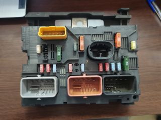 bontott PEUGEOT 307 Biztosítéktábla Doboz