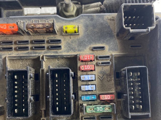 bontott PEUGEOT 307 Biztosítéktábla Doboz