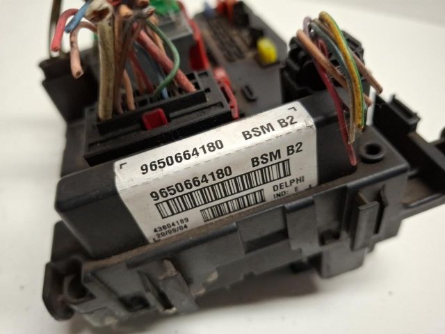 bontott PEUGEOT 307 Biztosítéktábla Motortér