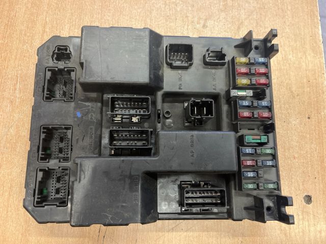 bontott PEUGEOT 307 Biztosítéktábla Utastér