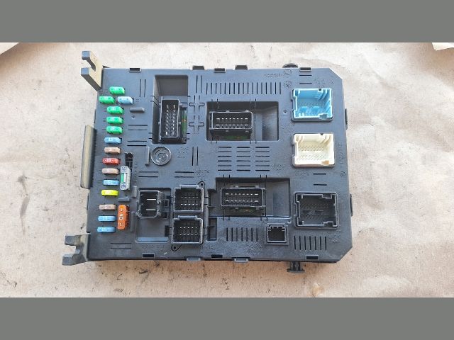 bontott PEUGEOT 307 Biztosítéktábla Utastér