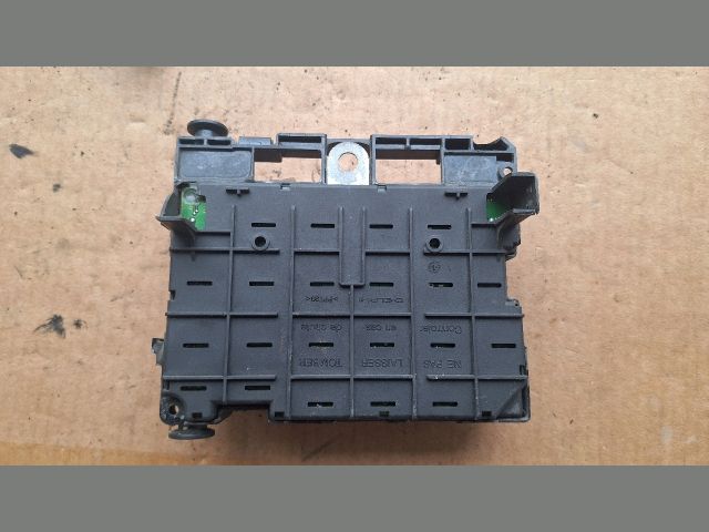 bontott PEUGEOT 307 Biztosítéktábla Utastér