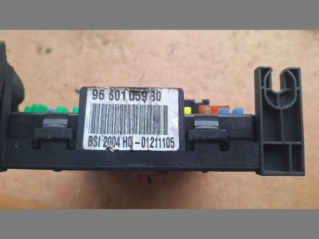 bontott PEUGEOT 307 Biztosítéktábla Utastér