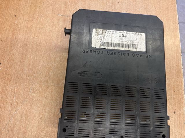 bontott PEUGEOT 307 Biztosítéktábla Utastér