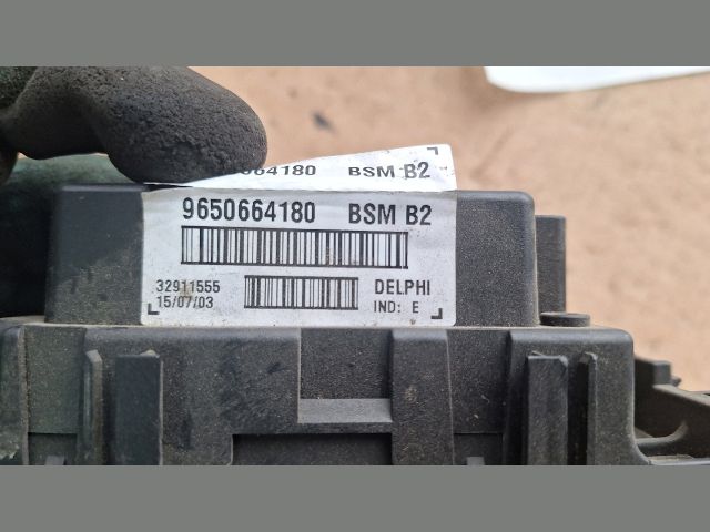 bontott PEUGEOT 307 Biztosítéktábla Utastér