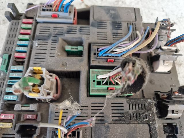 bontott PEUGEOT 307 Biztosítéktábla Utastér