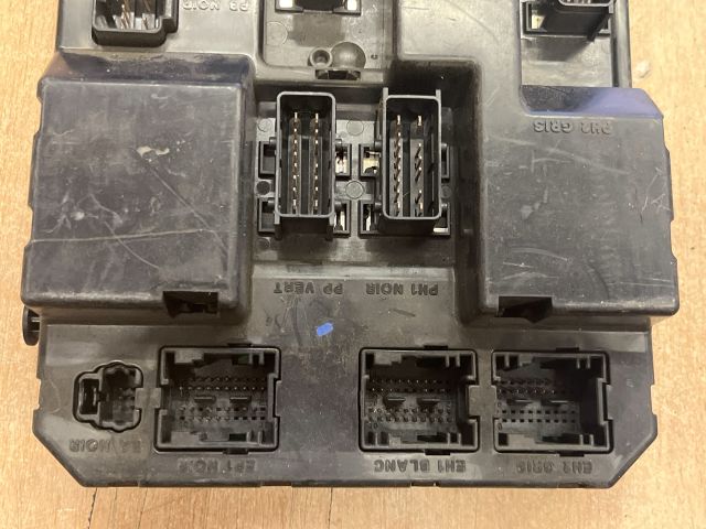 bontott PEUGEOT 307 Biztosítéktábla Utastér