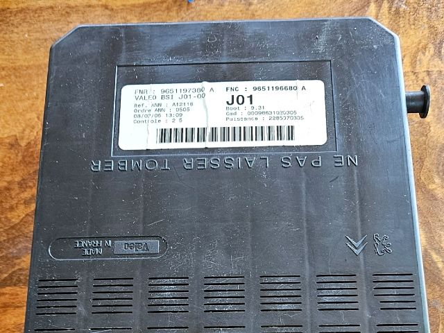 bontott PEUGEOT 307 Biztosítéktábla Utastér