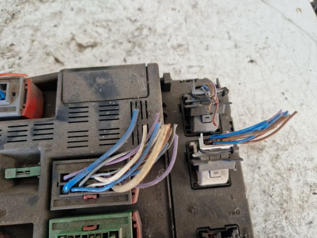 bontott PEUGEOT 307 Biztosítéktábla Utastér