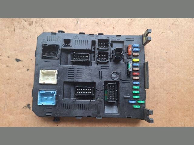 bontott PEUGEOT 307 Biztosítéktábla Utastér