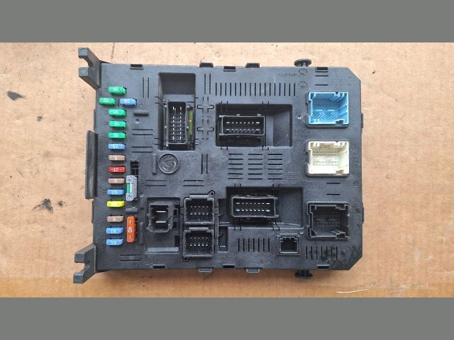 bontott PEUGEOT 307 Biztosítéktábla Utastér