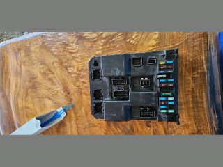 bontott PEUGEOT 307 Biztosítéktábla Utastér