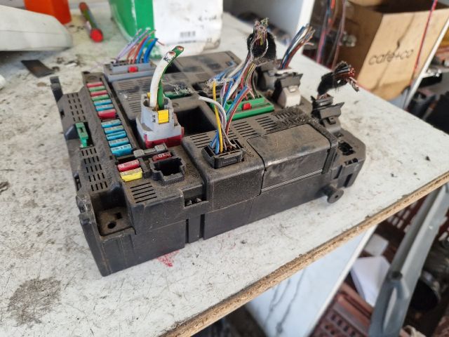 bontott PEUGEOT 307 Biztosítéktábla Utastér