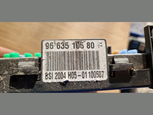 bontott PEUGEOT 307 Biztosítéktábla Utastér