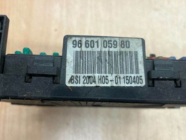 bontott PEUGEOT 307 Biztosítéktábla Utastér