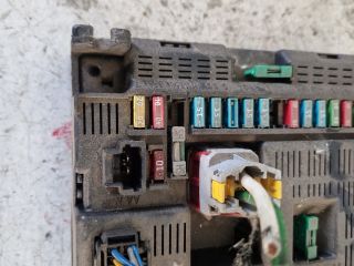 bontott PEUGEOT 307 Biztosítéktábla Utastér