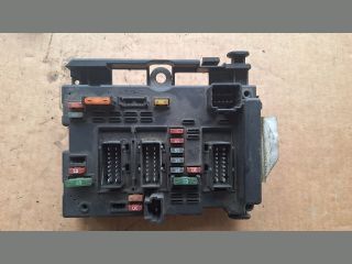 bontott PEUGEOT 307 Biztosítéktábla Utastér