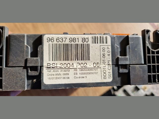 bontott PEUGEOT 307 Biztosítéktábla Utastér