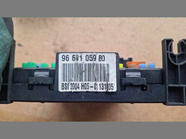 bontott PEUGEOT 307 Biztosítéktábla Utastér