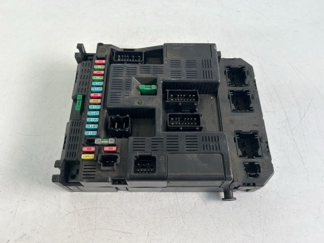 bontott PEUGEOT 307 Biztosítéktábla Utastér