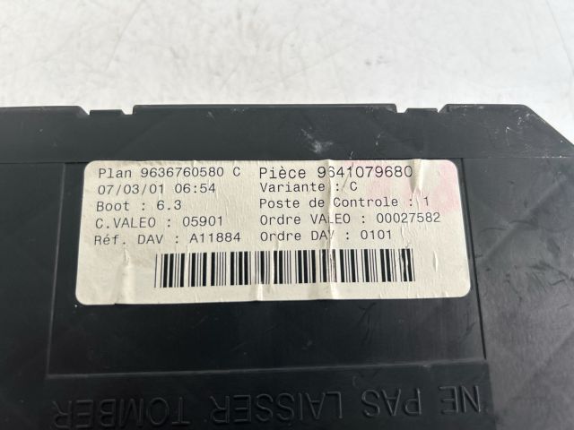 bontott PEUGEOT 307 Biztosítéktábla Utastér