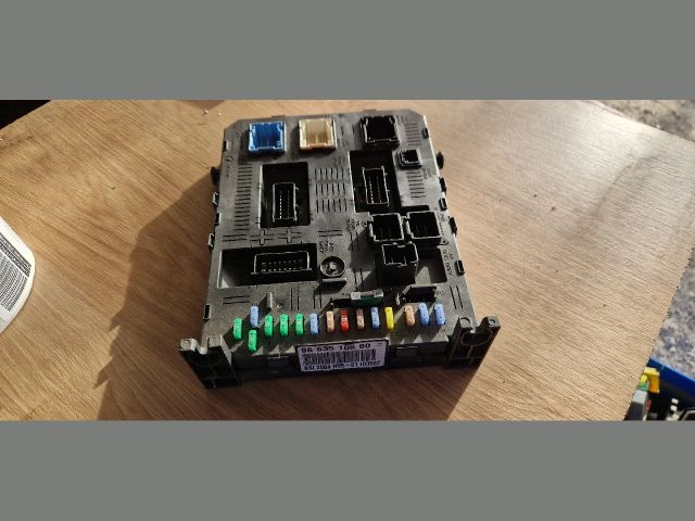 bontott PEUGEOT 307 Biztosítéktábla Utastér