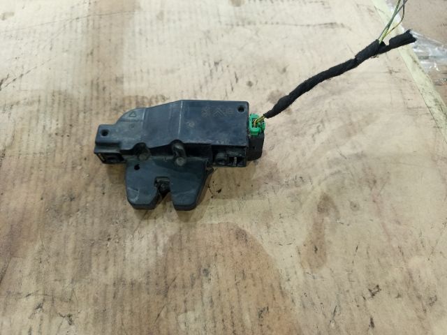 bontott PEUGEOT 307 Csomagtérajtó Zárbetét