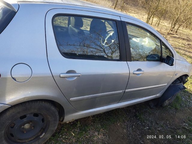 bontott PEUGEOT 307 Első Lökhárító Alsó Középső Díszrács