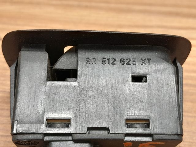 bontott PEUGEOT 307 Jobb első Ablakemelő Kapcsoló