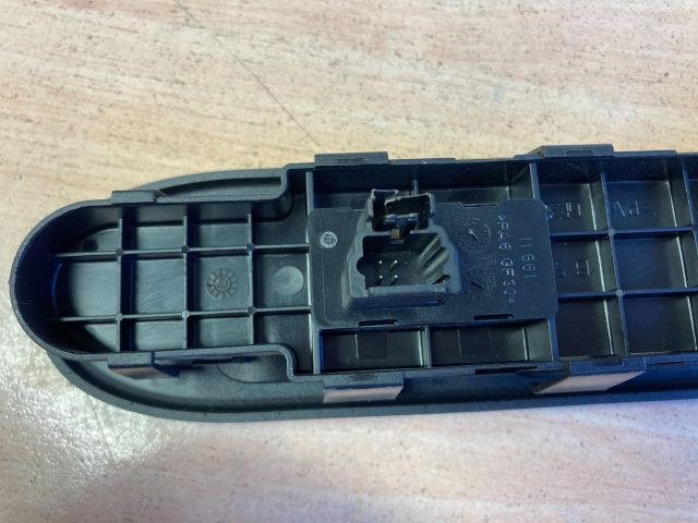 bontott PEUGEOT 307 Jobb első Ablakemelő Kapcsoló