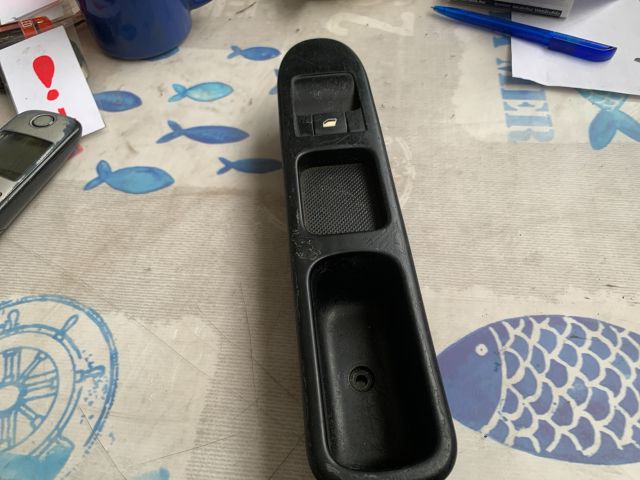 bontott PEUGEOT 307 Jobb első Ablakemelő Kapcsoló