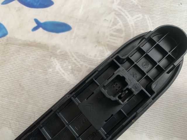 bontott PEUGEOT 307 Jobb első Ablakemelő Kapcsoló