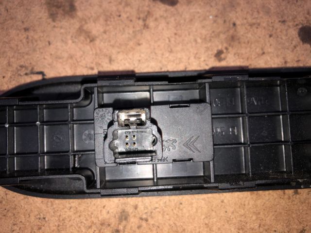 bontott PEUGEOT 307 Jobb első Ablakemelő Kapcsoló