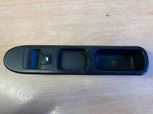 bontott PEUGEOT 307 Jobb első Ablakemelő Kapcsoló