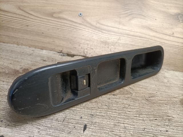 bontott PEUGEOT 307 Jobb első Ablakemelő Kapcsoló