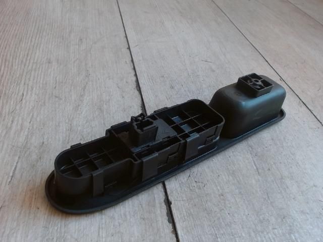 bontott PEUGEOT 307 Jobb első Ablakemelő Kapcsoló