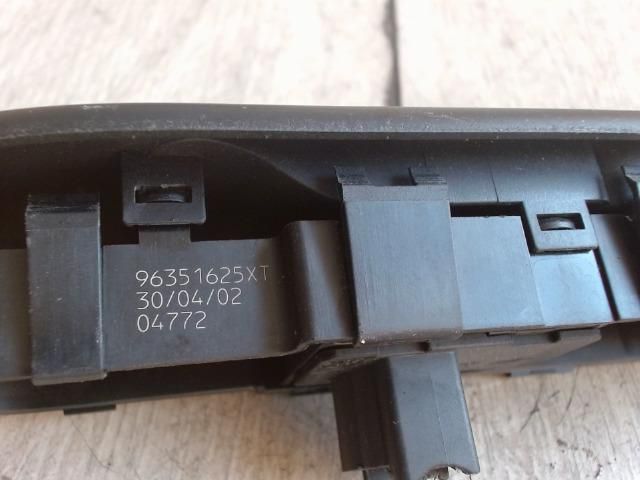 bontott PEUGEOT 307 Jobb első Ablakemelő Kapcsoló