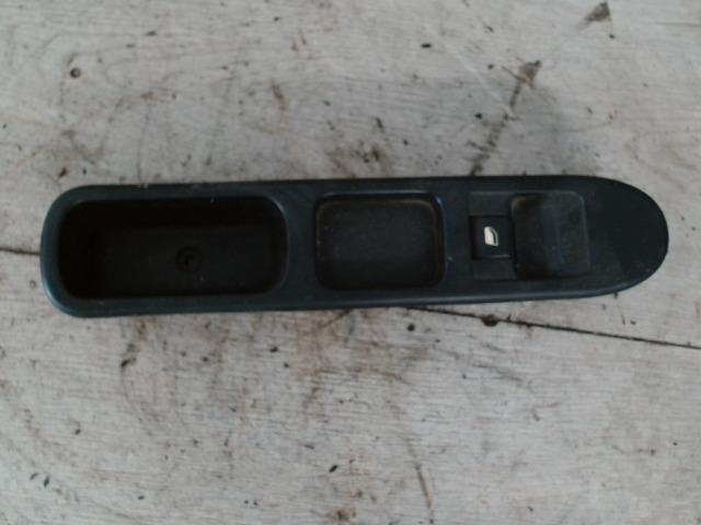 bontott PEUGEOT 307 Jobb első Ablakemelő Kapcsoló