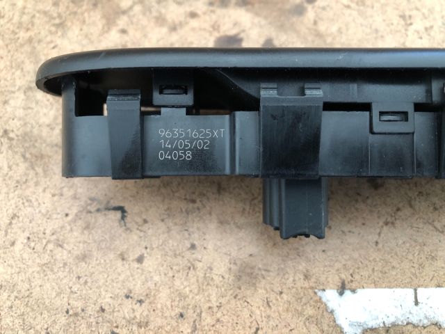 bontott PEUGEOT 307 Jobb első Ablakemelő Kapcsoló