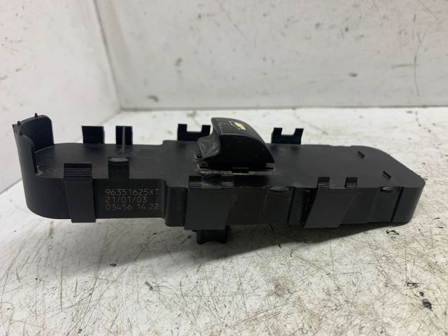 bontott PEUGEOT 307 Jobb első Ablakemelő Kapcsoló