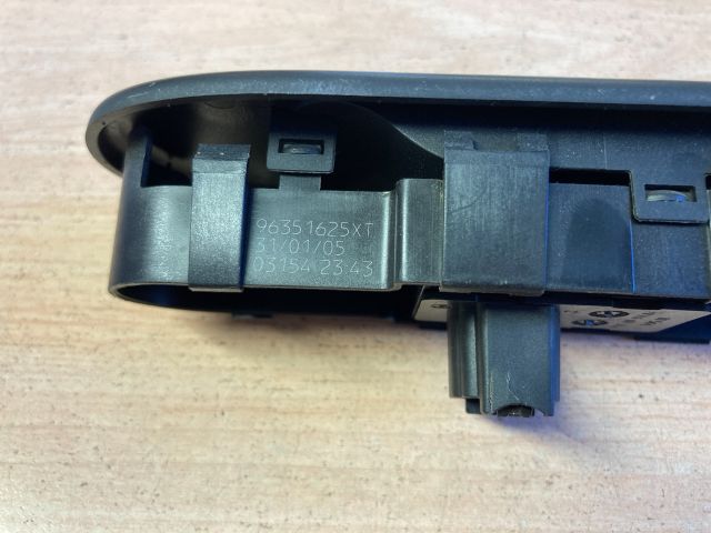 bontott PEUGEOT 307 Jobb első Ablakemelő Kapcsoló