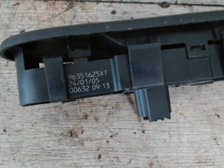 bontott PEUGEOT 307 Jobb első Ablakemelő Kapcsoló